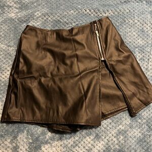 ⚡️ pleather black skort with zipper detail